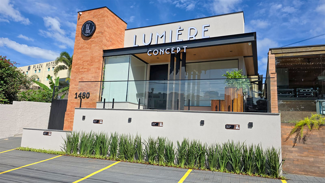 Fachada interna do salão de beleza em Vinhedo Lumière Concept, mostrando um ambiente moderno, sofisticado e acolhedor.