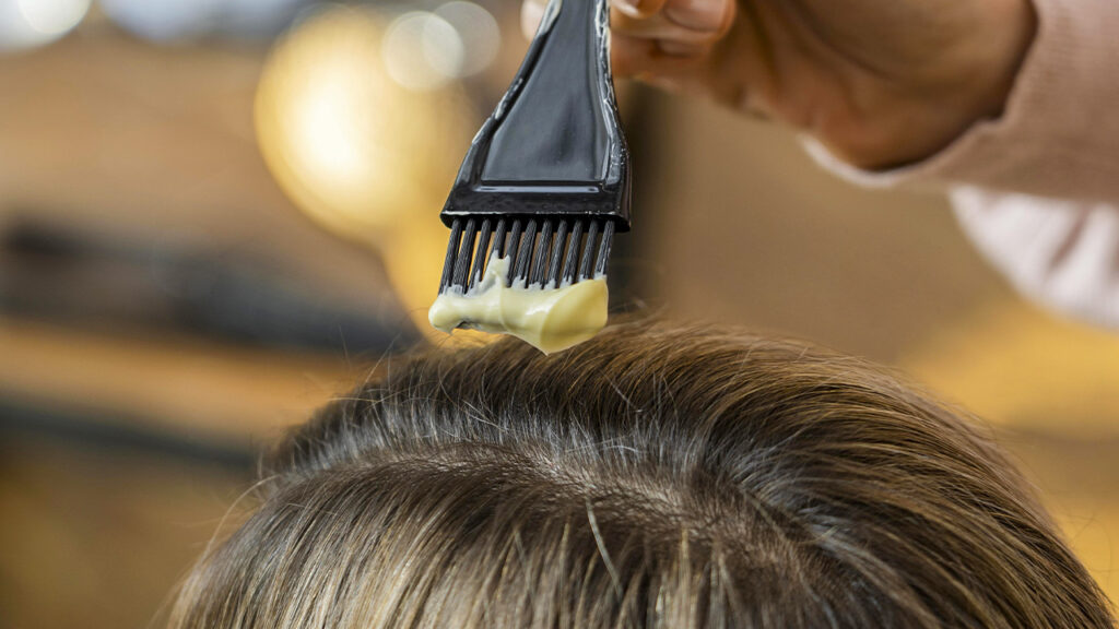 Cabelo perfeitamente colorido e brilhante tratado no Lumière Concept, o melhor salão especialista em coloração em Vinhedo.