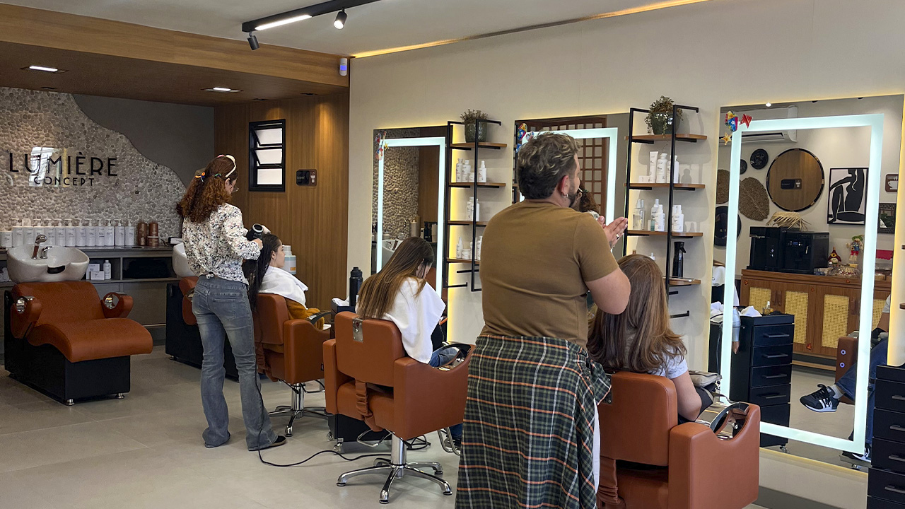 Cliente sendo recebida para atendimento exclusivo após agendamento em salão de beleza em Vinhedo no Lumière Concept.